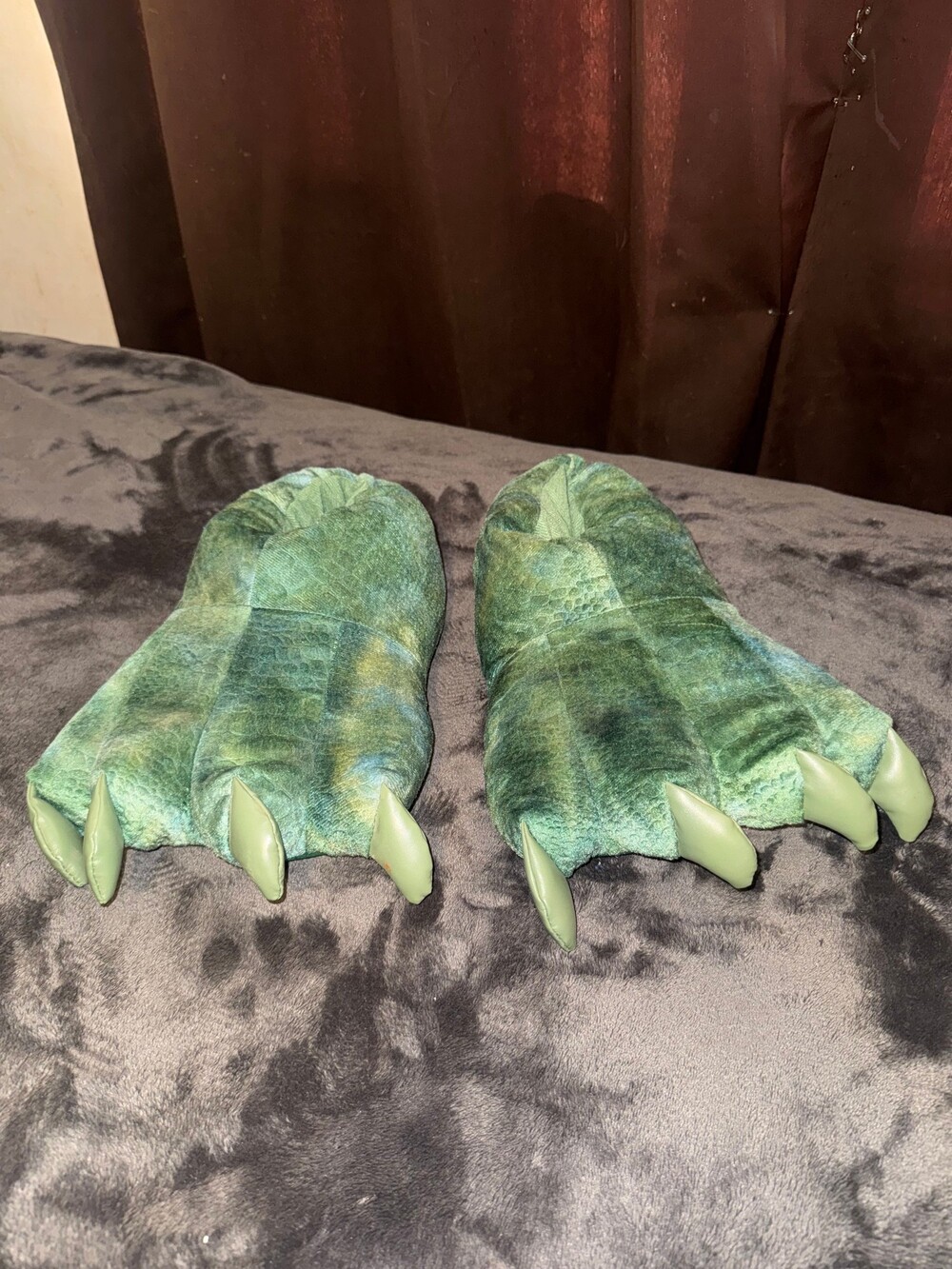 Men's XL Green Plush Dinosaur Claw Slippers W13-14 M11-12